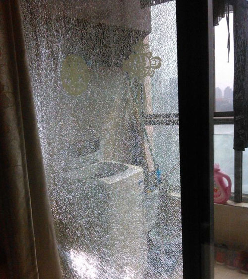 家里鋼化玻璃自爆了，應該怎么處理